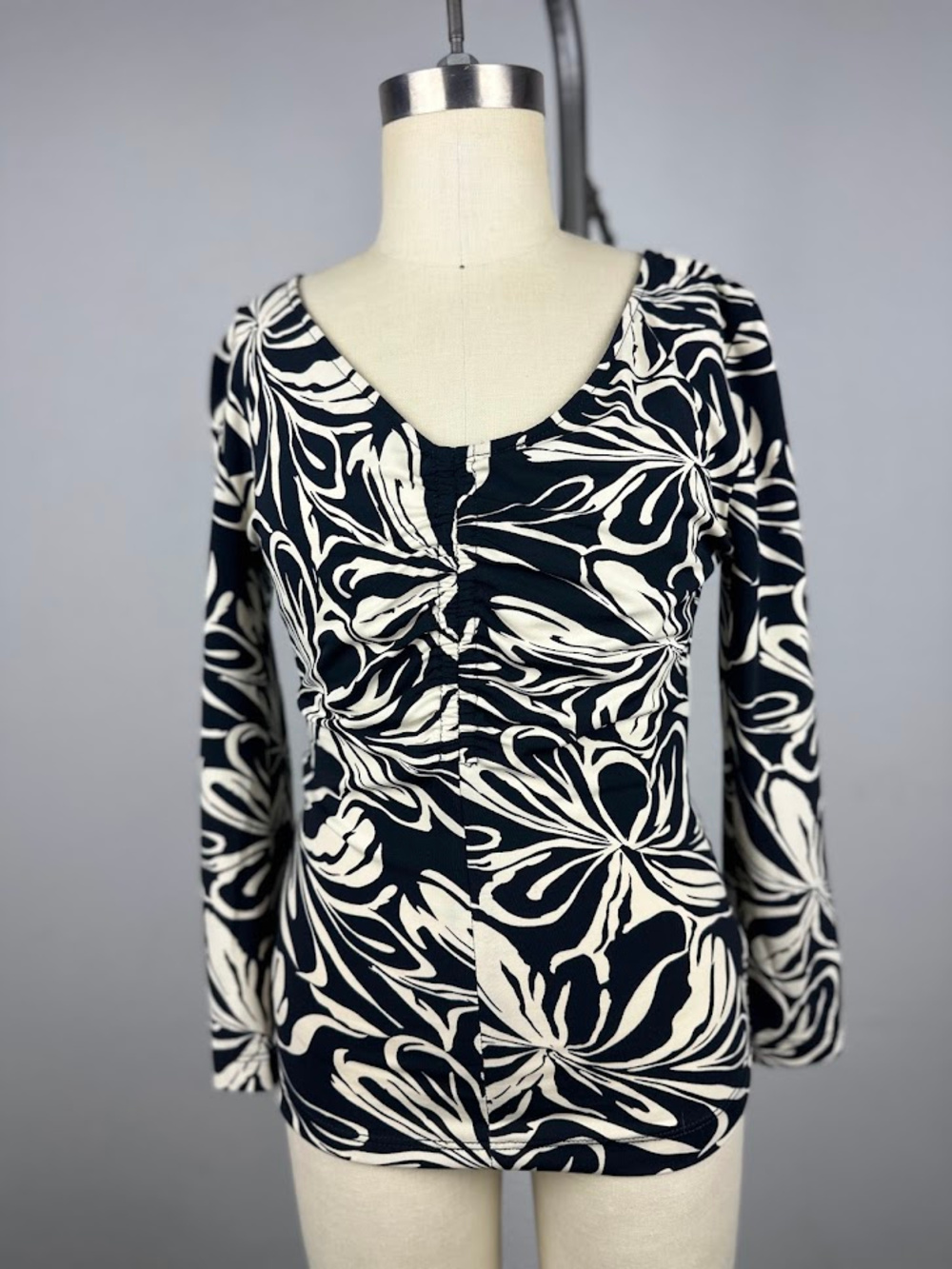 BCBGMAXAZRIA Y2K Floral Print Ruched Top Long Sleeve Womens XS Navy Cream